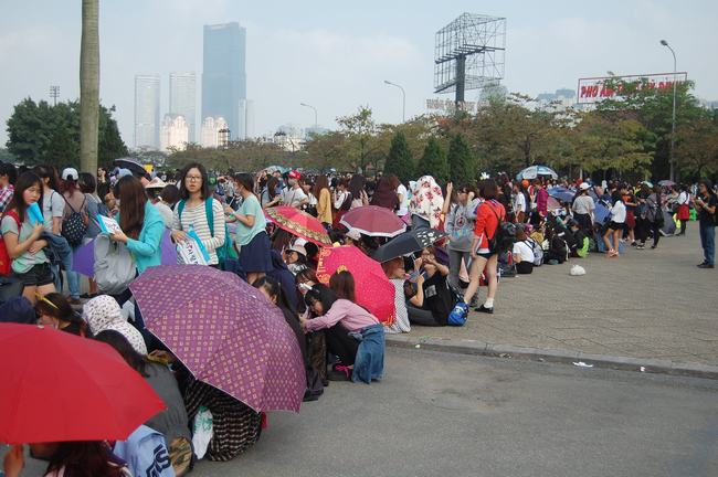 Ca nhạc - MTV - Fan Việt xếp hàng dài vào xem thần tượng