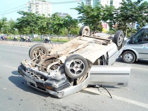 Tin tức trong ngày - Xế hộp “nằm vạ” chiều cuối tuần tại Sài Gòn