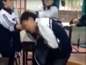 Tin tức trong ngày - Vụ &quot;clip nữ sinh hành hung nam sinh&quot;: Lãnh đạo nhà trường lên tiếng