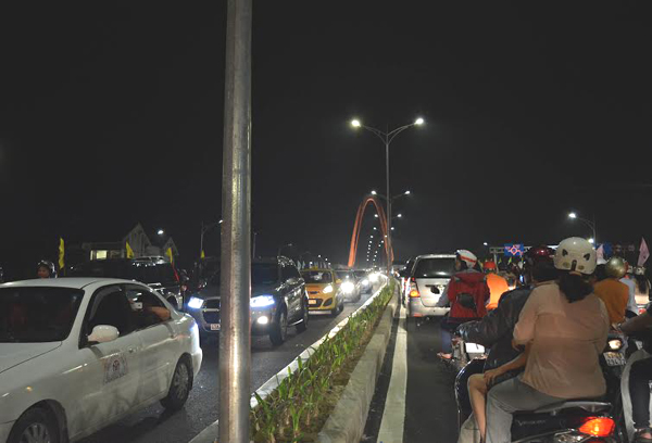 Tin tức trong ngày - Cầu vượt 3 tầng 2.000 tỷ “tê liệt” trong ngày đầu thông xe