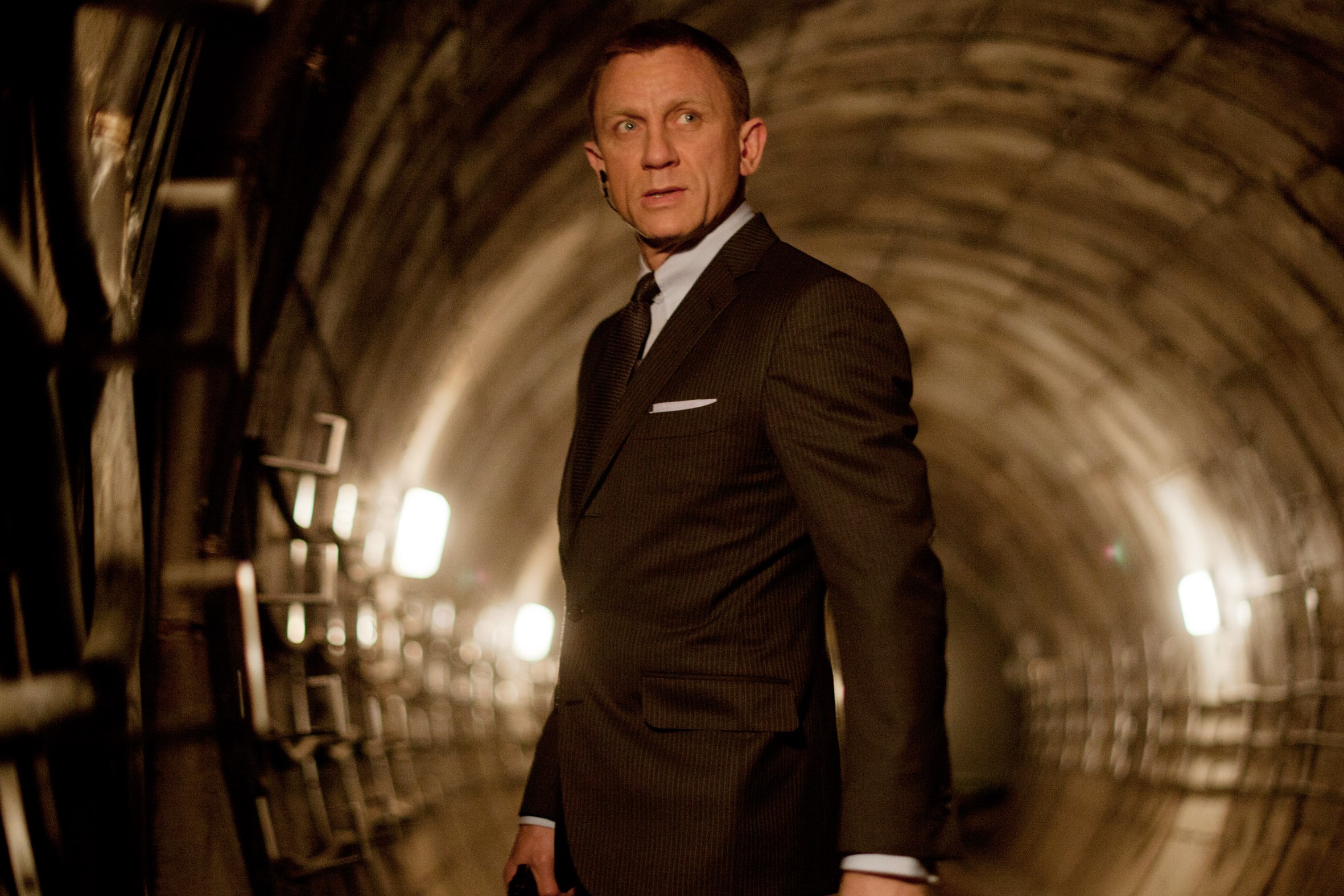 Ly kỳ những bí mật trong trailer James Bond mới