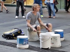 Phi thường - kỳ quặc - Video: Màn đánh trống "độc nhất vô nhị" trên đường phố