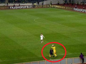 Bóng đá Đức - Chơi trội kiểu Neuer: Tranh cả ném biên của hậu vệ