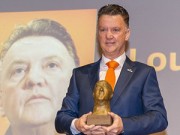 Bóng đá - Van Gaal nhận thưởng tại quê nhà, quyết “chốt” De Jong