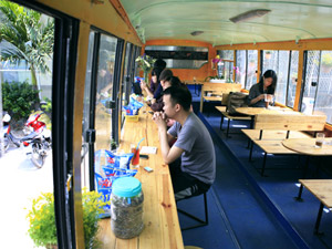 Bạn trẻ - Cuộc sống - Khám phá quán cà phê trên xe buýt độc nhất HN