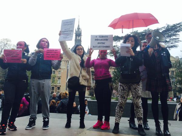 Tin tức trong ngày - Pháp bỏ luật chống mại dâm vì bị gái bán hoa phản ứng