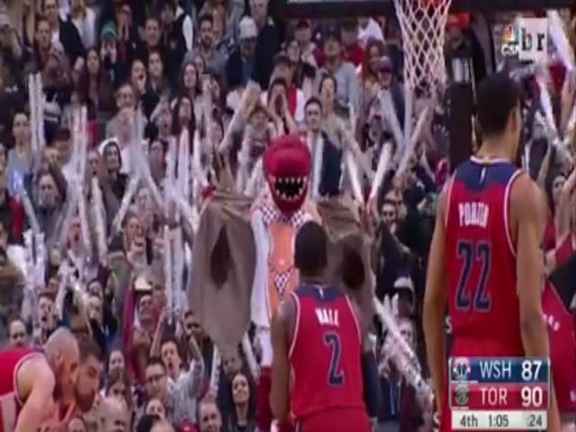 Thể thao - Đánh lạc hướng cầu thủ bằng "khủng long" mặc bikini