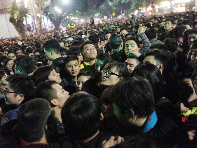 Tin tức trong ngày - Video: Đêm giao thừa nghẹt thở ở Hồ Gươm