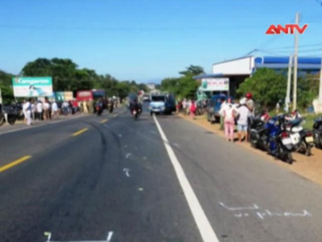 Video An ninh - Xe "điên" đâm liên tiếp xe tải và xe máy, 2 chết thảm