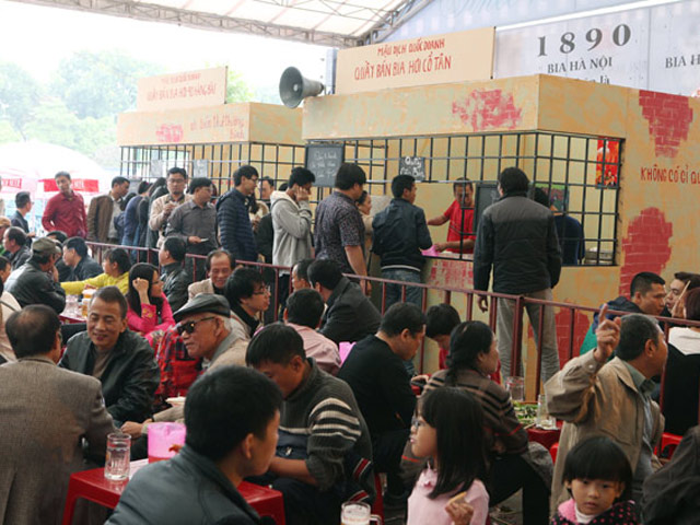 Tin tức trong ngày - Người HN xếp hàng mua bia "bao cấp" ngày đầu năm