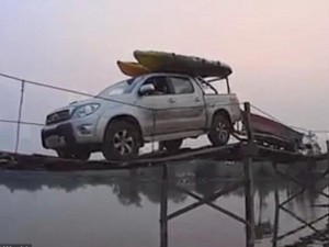 Thế giới - Thót tim xem ô tô đi qua cầu ván chông chênh, mỏng mảnh