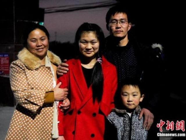Thế giới - TQ: Con gái gặp lại bố mẹ sau 17 năm thất lạc