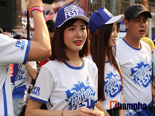 Tú Linh cùng người đẹp "đại náo" ngày hội fan bóng đá