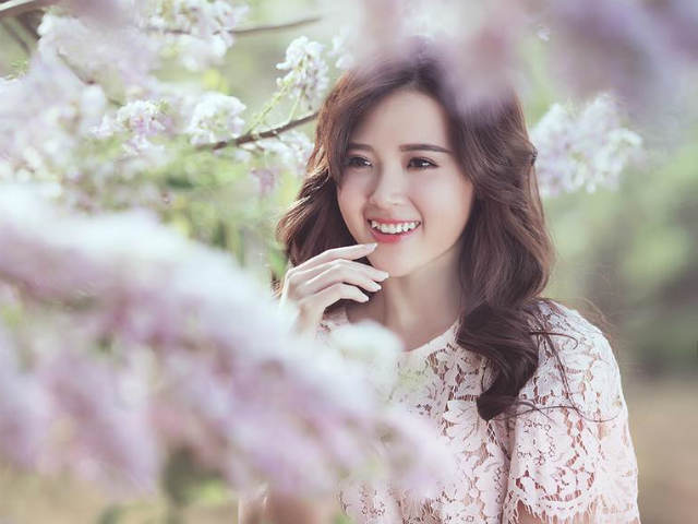 Bạn trẻ - Cuộc sống - Midu đẹp rạng rỡ giữa rừng hoa anh đào