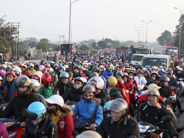 Tin tức trong ngày - "Tay xách nách mang" ùn ùn kéo về Thủ đô sau nghỉ lễ