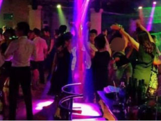 Bạn trẻ - Cuộc sống - Quý bà U60 'mò' về nhà trai nhảy đánh ghen, bắt ly hôn