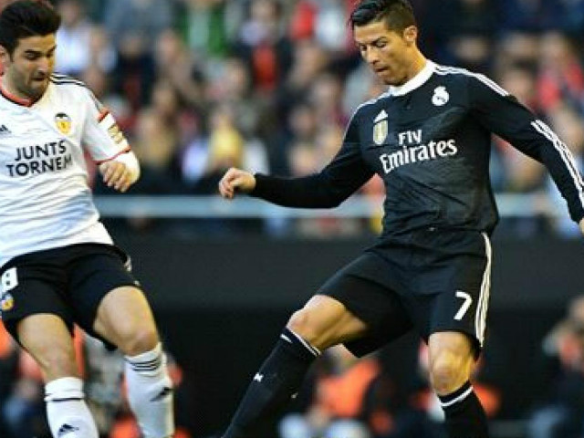 Bóng đá - Xem lại pha ngã kiếm 11m "hài hước" của Ronaldo