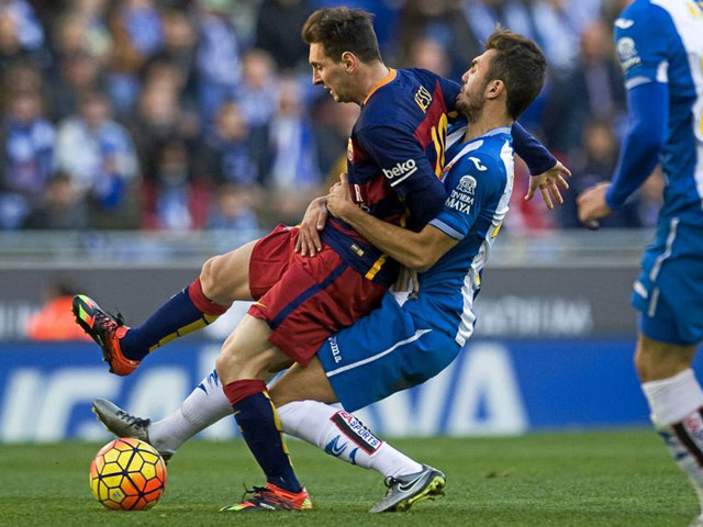 Bóng đá - Sốc: Messi bị trọng tài "dằn mặt" trận gặp Espanyol