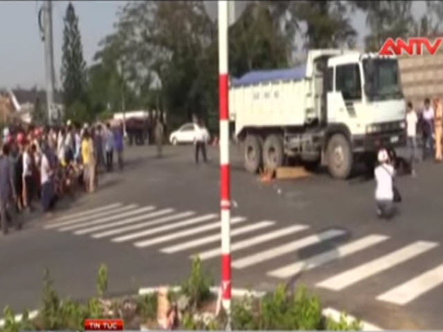 Video An ninh - Xe ben cuốn vào gầm, 3 bà cháu thương vong