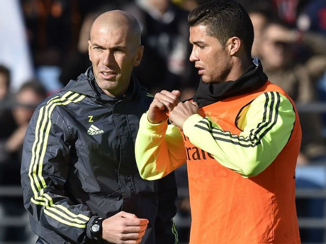 Ronaldo chăm chú nghe Zidane buổi tập ra mắt Real