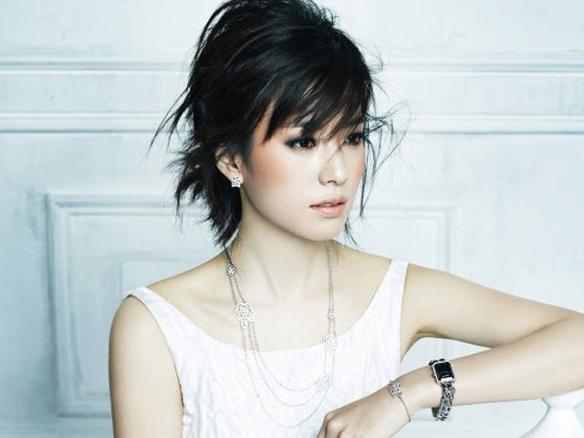 Bí quyết mặc đẹp - Mặc gì trong đám cưới người yêu cũ?