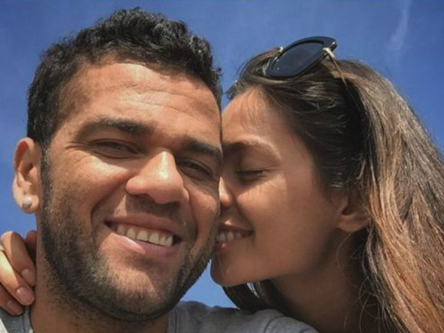 Bóng đá - Tin HOT tối 5/1: Rộ tin Alves đính hôn siêu mẫu 9X