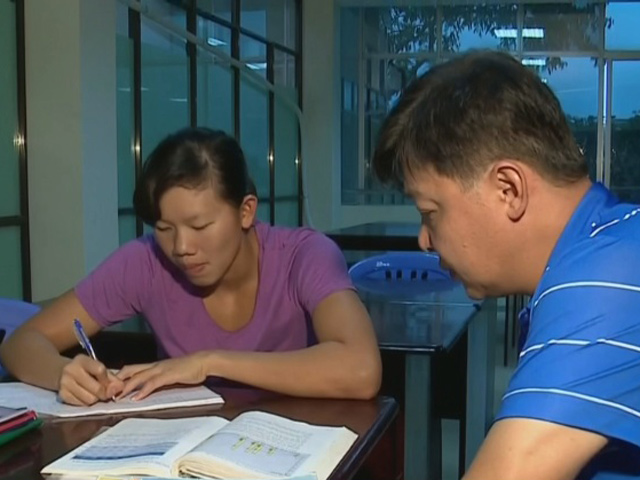 Thể thao - Nỗi vất vả của Ánh Viên: "Bơi" trong cái chữ