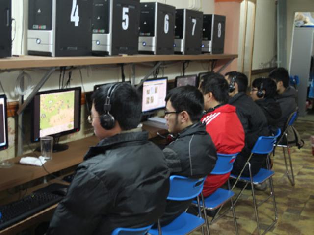 Pháp luật - Nổi hứng vô tiệm game chém người