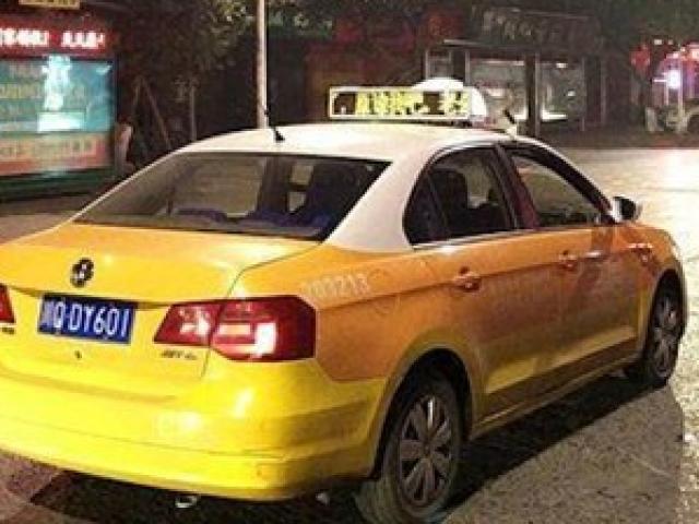 Phi thường - kỳ quặc - Chồng đăng lời xin lỗi lên hàng nghìn xe taxi, mong vợ tha thứ