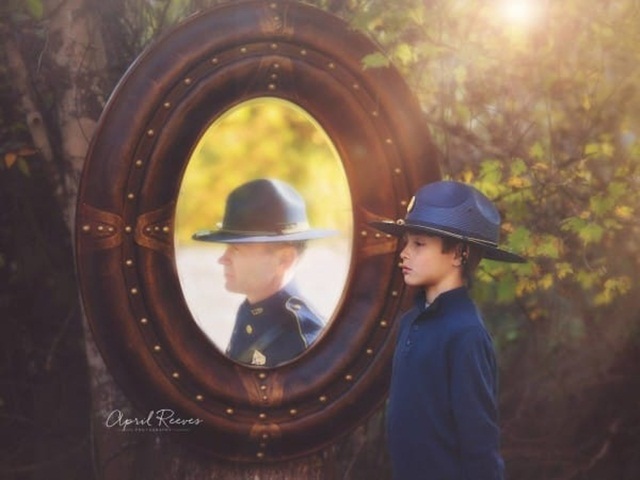 Bạn trẻ - Cuộc sống - Cảm động bộ ảnh con trai người cảnh sát quá cố