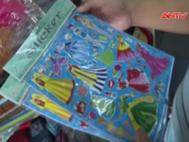 Sức khỏe đời sống - Trẻ em VN mê mẩn miếng dán hoạt hình gây ung thư, vô sinh