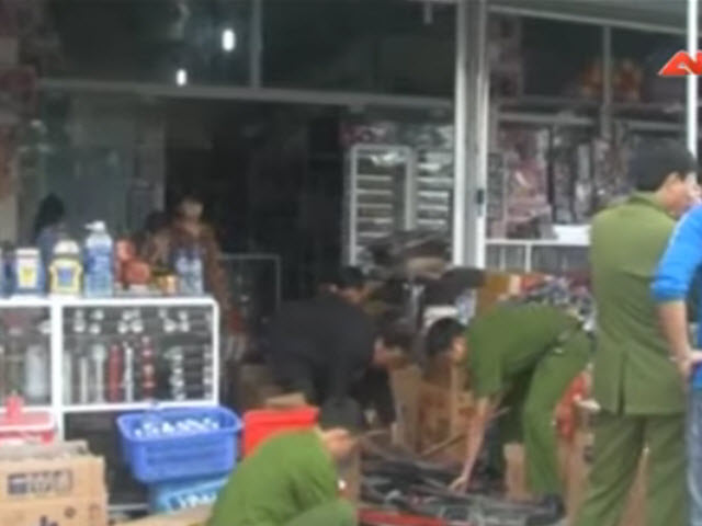 Pháp luật - “Nữ quái” mở quầy bách hóa bày bán súng, thuốc kích dục