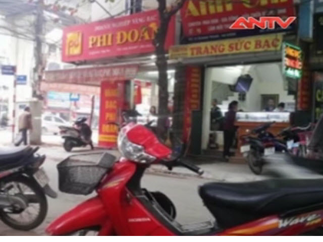 Video An ninh - Thanh niên lạ mặt táo tợn cướp xe chở vàng ban ngày