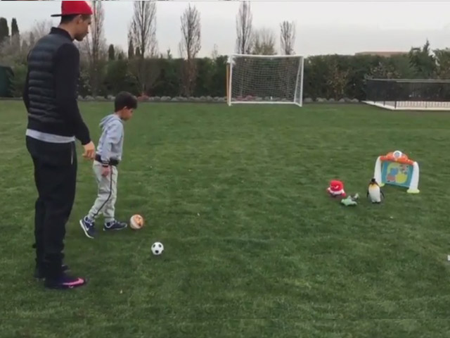 Video bóng đá hot - Ronaldo thi "đấu súng" kịch tính với con trai