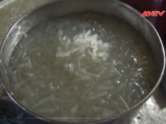 Thị trường - Tiêu dùng - Phát hiện 2 “lò” mứt Tết dùng hóa chất tẩy trắng