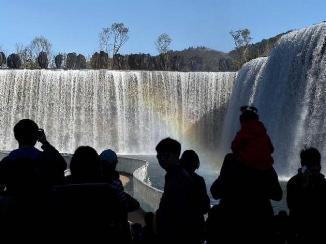 Phi thường - kỳ quặc - Ngắm thác nước nhân tạo lớn nhất châu Á