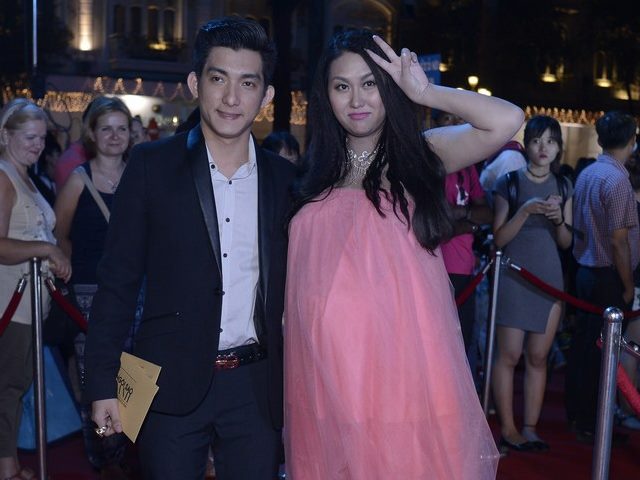 Đời sống Showbiz - Phi Thanh Vân bầu 'vượt mặt' vẫn nhí nhảnh trên thảm đỏ