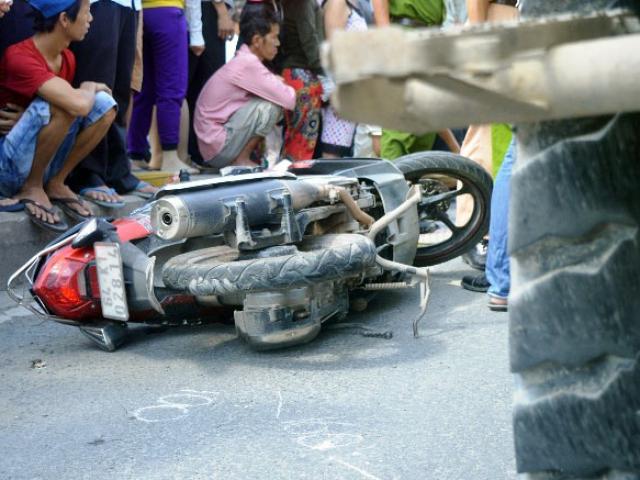 Tin tức trong ngày - 2 vợ chồng tử nạn dưới bánh xe ben, người thân khóc ngất