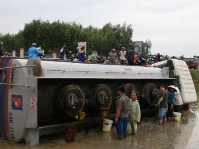 Tin tức trong ngày - Xe chở dầu lao xuống ruộng, dân đổ xô "hôi dầu"