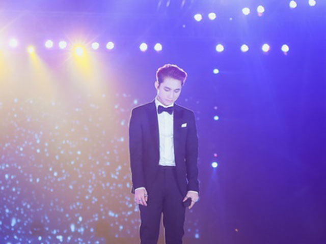 Mặt sau cánh gà - Sơn Tùng nức nở khi hát về gia đình