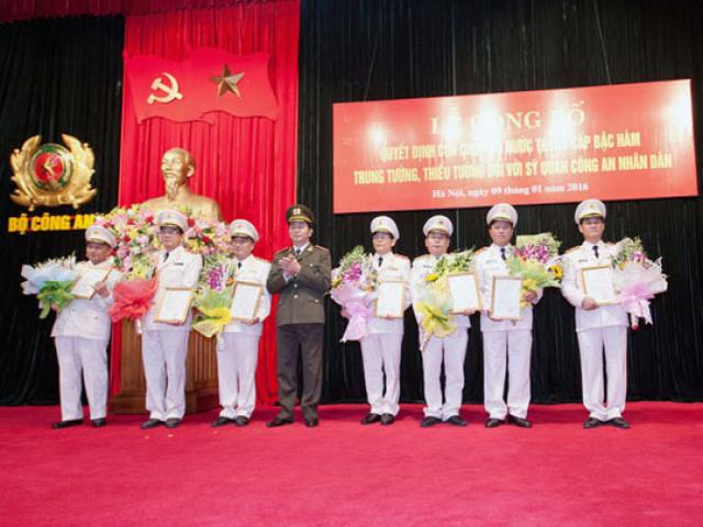 Tin tức trong ngày - Thăng hàm cấp Tướng cho nhiều sĩ quan công an