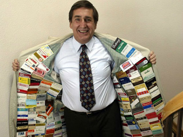 Bạn trẻ - Cuộc sống - Người đàn ông "gây sốt" vì sở hữu nhiều thẻ tín dụng nhất thế giới