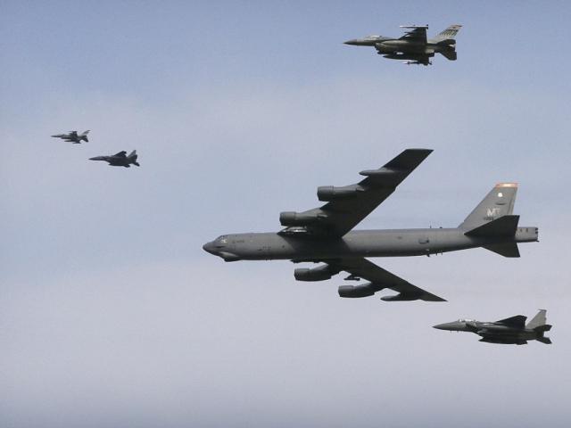 Xem "pháo đài bay" B-52 Mỹ lượn gần biên giới Triều Tiên