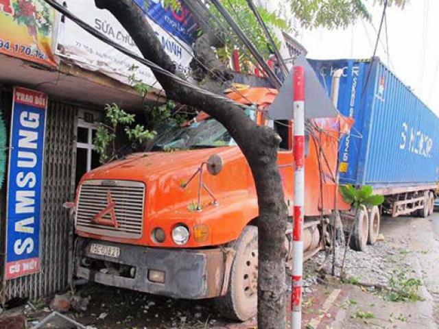 Tin tức trong ngày - Đứng trên vỉa hè, bị xe tông chết