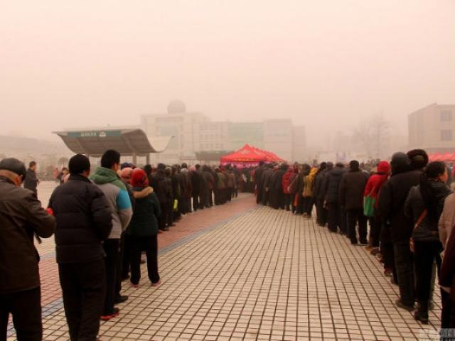 Thế giới - TQ: Đợi 3 tiếng lấy lịch miễn phí dưới trời lạnh âm 5 độ