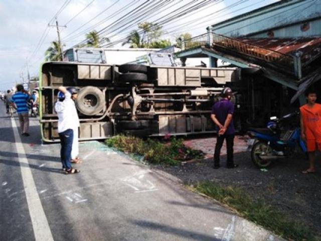 Video An ninh - Lật xe khách ở Hậu Giang, 1 người chết, 29 người bị thương