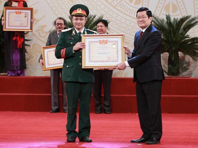 Phim - Bố con Tự Long cùng nhận danh hiệu NSƯT và NSND