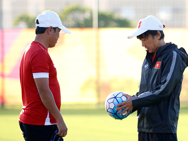 Bóng đá Việt Nam - HLV Miura &amp; U23 VN thích thú với bóng "made in VN"