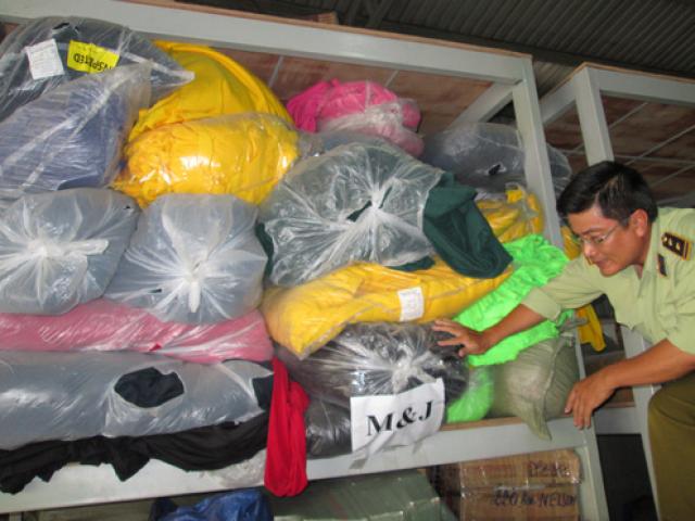 Thị trường - Tiêu dùng - Hết chỗ chứa, hóa chất độc hại "nhốt" chung với thực phẩm!