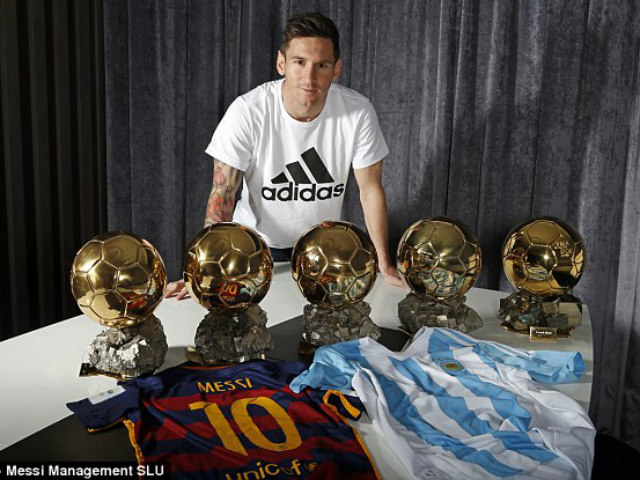 Bóng đá - Lập "bàn tay nhỏ", Messi khoe bóng Vàng &amp; giày bạch kim